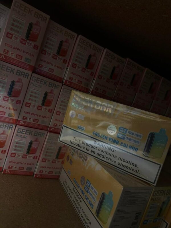 Geek Bar Pulse X 3D curved screen showing battery and e-liquid levels